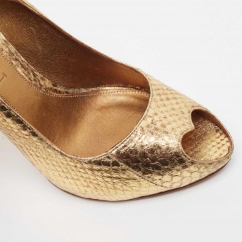 Or Alexander McQueen - Escarpins peep toes en python gaufré doré Taille 38.5 en vente