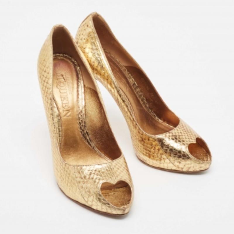 Alexander McQueen - Escarpins peep toes en python gaufré doré Taille 38.5 Pour femmes en vente