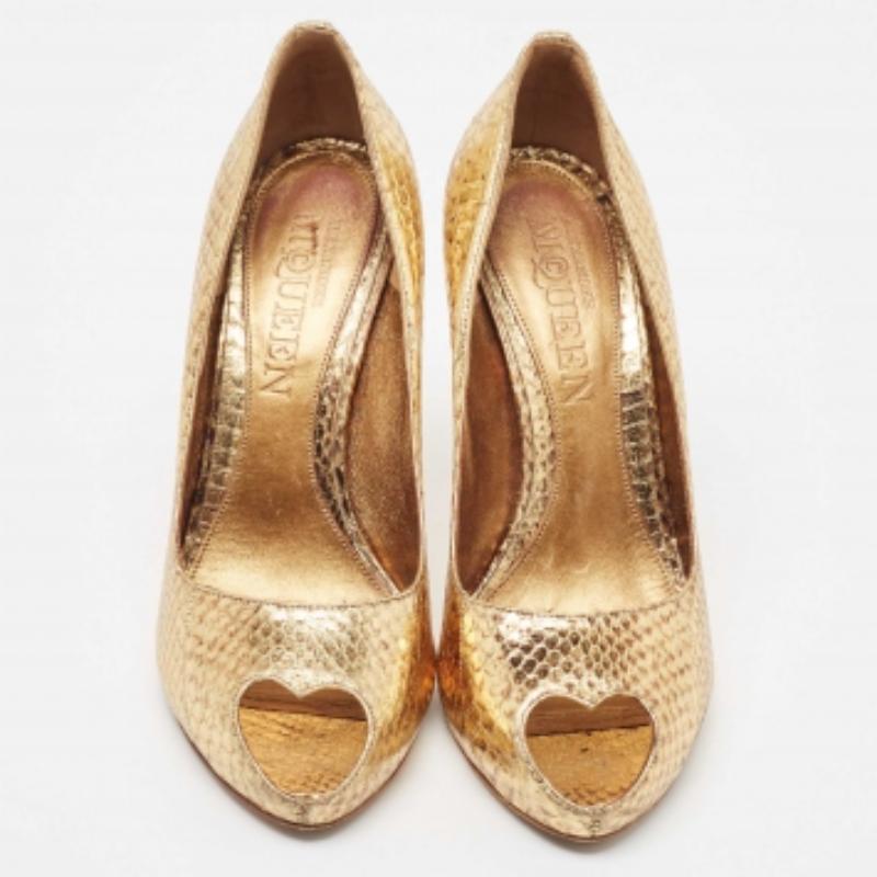 Alexander McQueen - Escarpins peep toes en python gaufré doré Taille 38.5 en vente 1