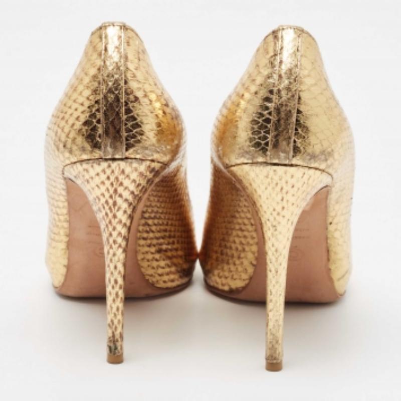 Alexander McQueen - Escarpins peep toes en python gaufré doré Taille 38.5 en vente 2