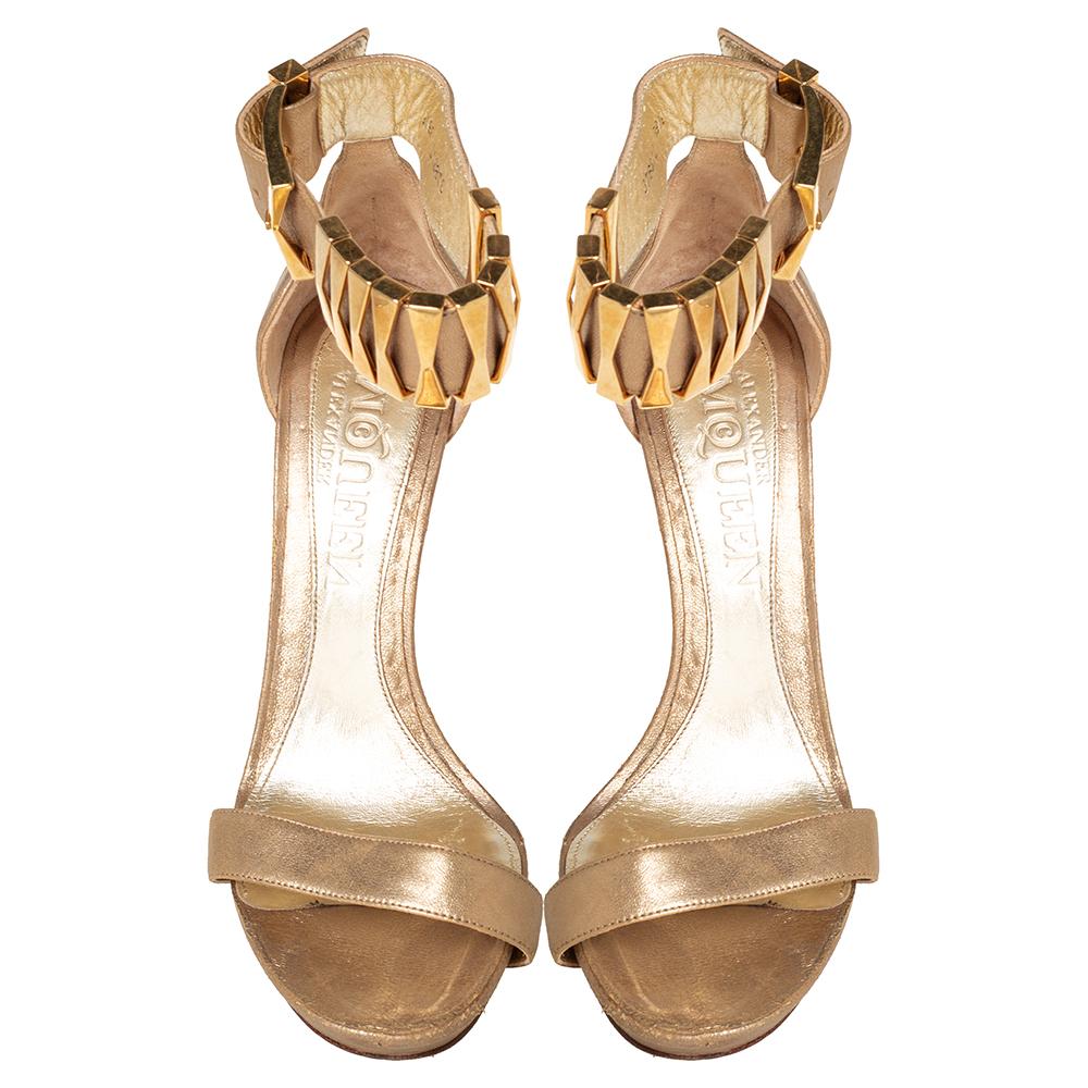 Alexander McQueen Gold Leather Ankle Cuff Open Toe Sandals Size 39.5 In Good Condition In Dubai, Al Qouz 2