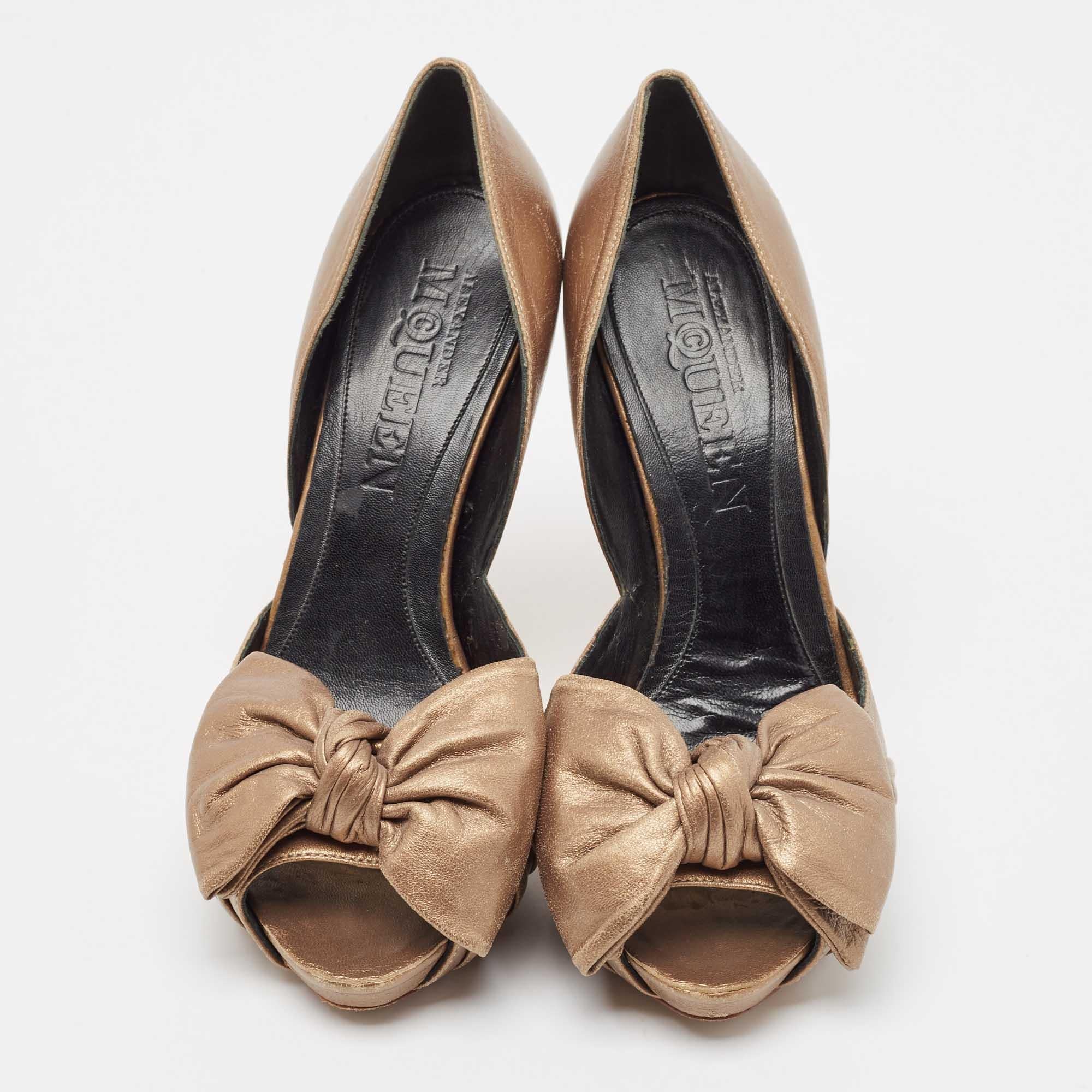 Marron Alexander McQueen escarpins à bout ouvert en cuir doré, taille 37,5 en vente