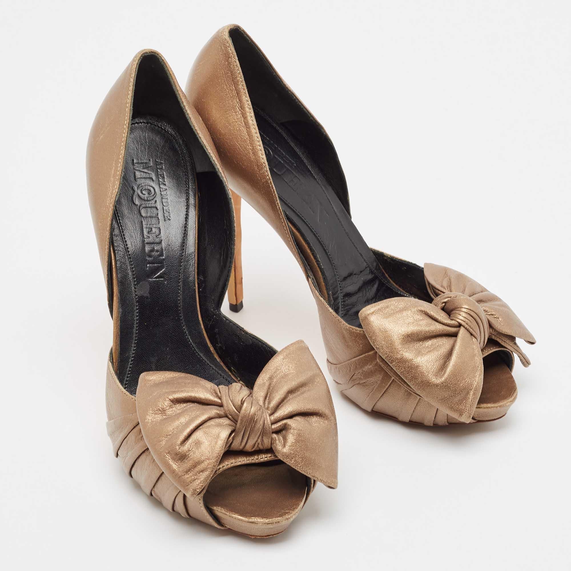 Alexander McQueen escarpins à bout ouvert en cuir doré, taille 37,5 État moyen - En vente à Dubai, Al Qouz 2