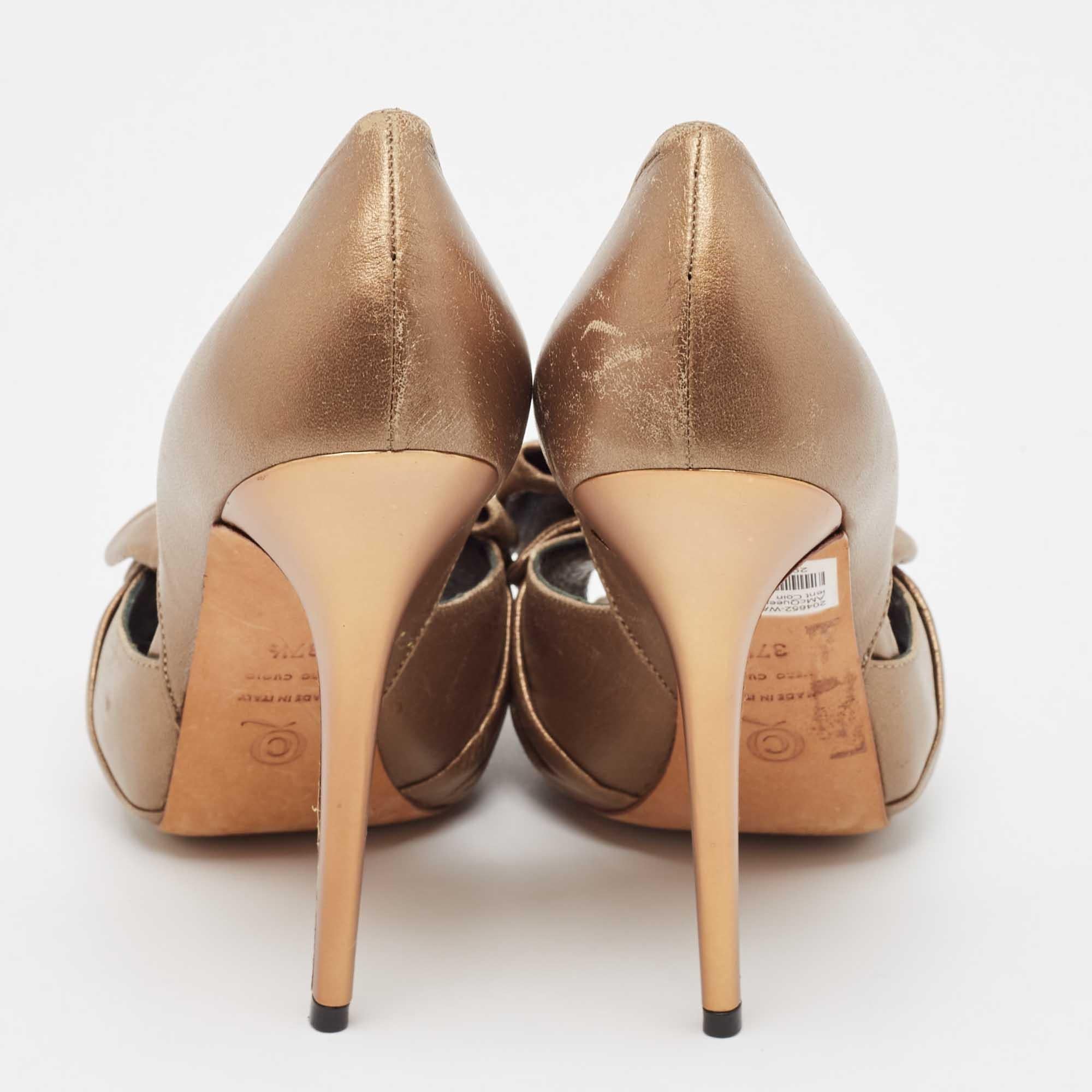 Alexander McQueen escarpins à bout ouvert en cuir doré, taille 37,5 Pour femmes en vente