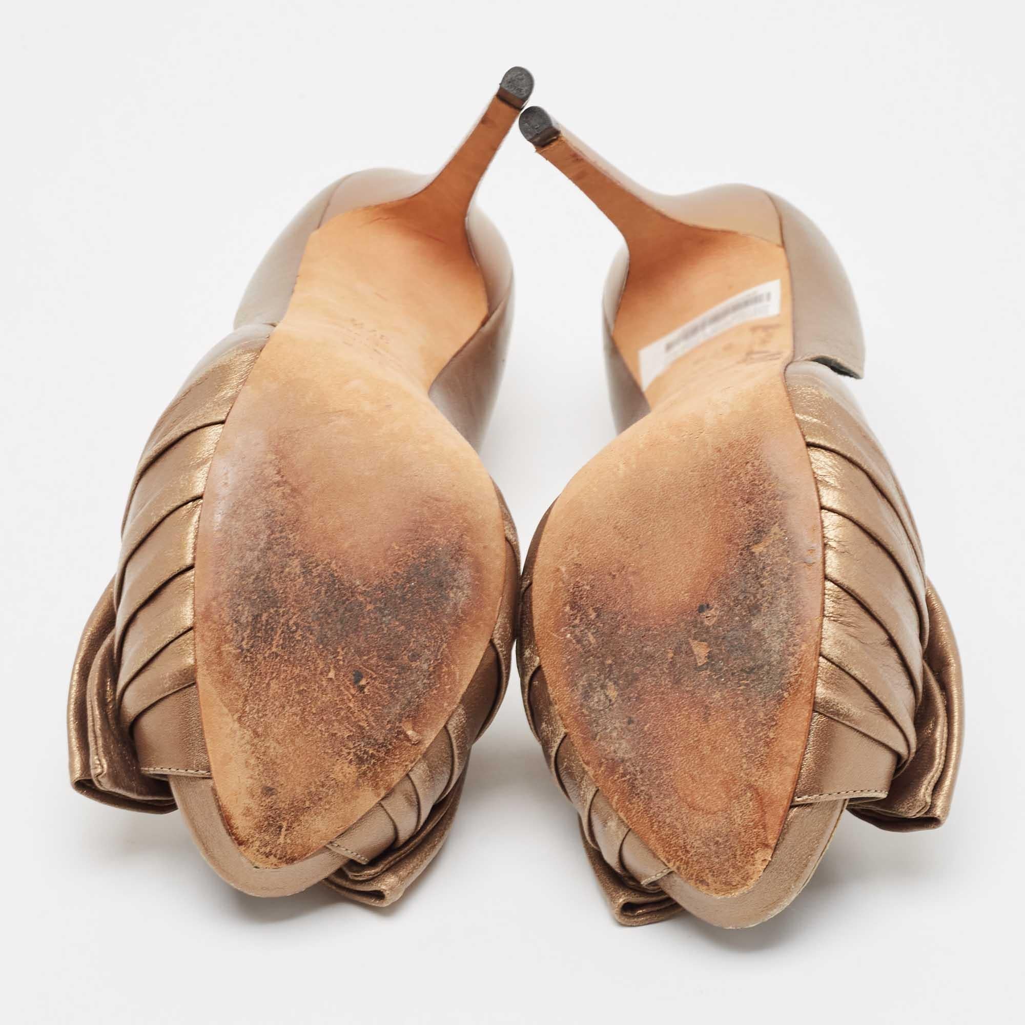 Alexander McQueen escarpins à bout ouvert en cuir doré, taille 37,5 en vente 1