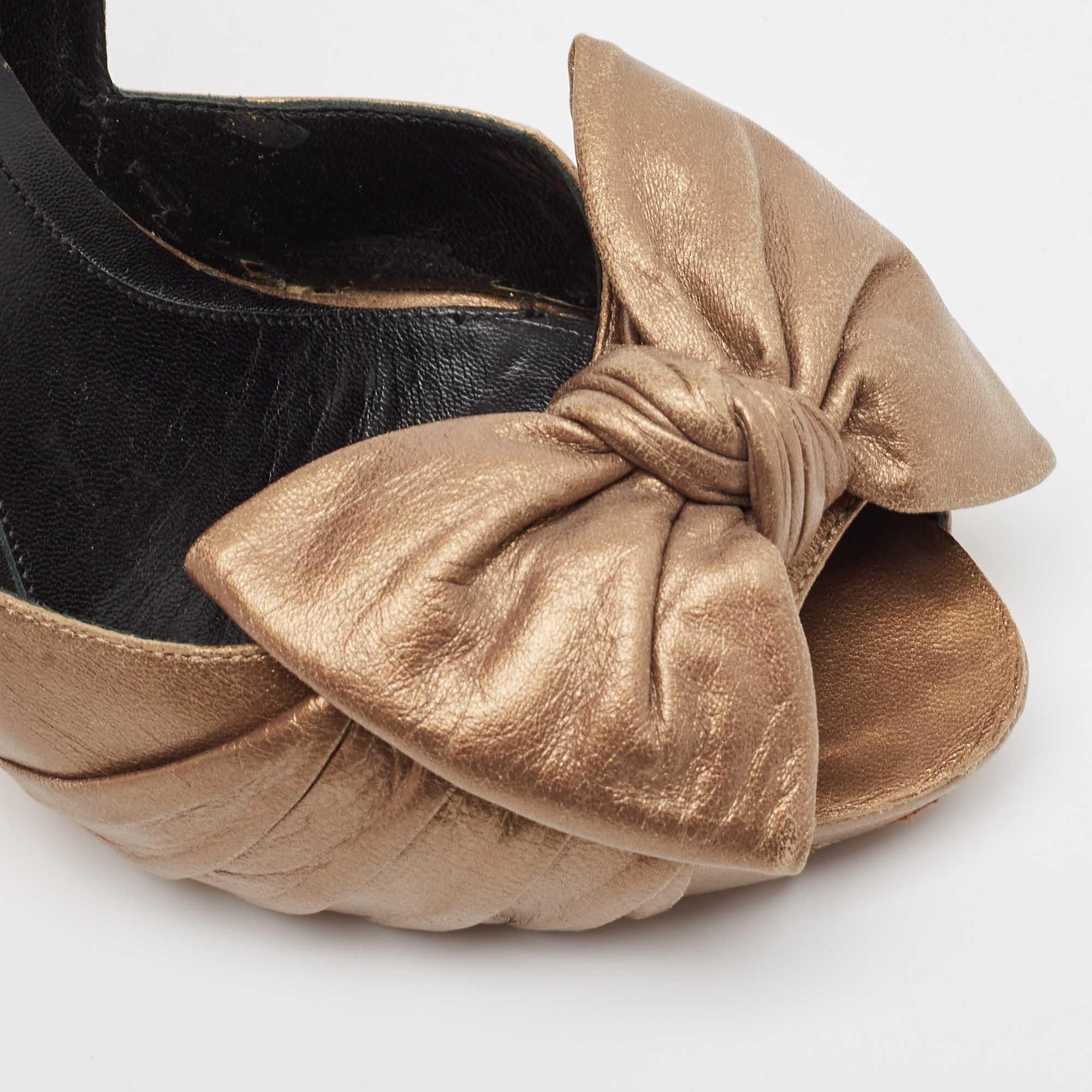 Alexander McQueen escarpins à bout ouvert en cuir doré, taille 37,5 en vente 3