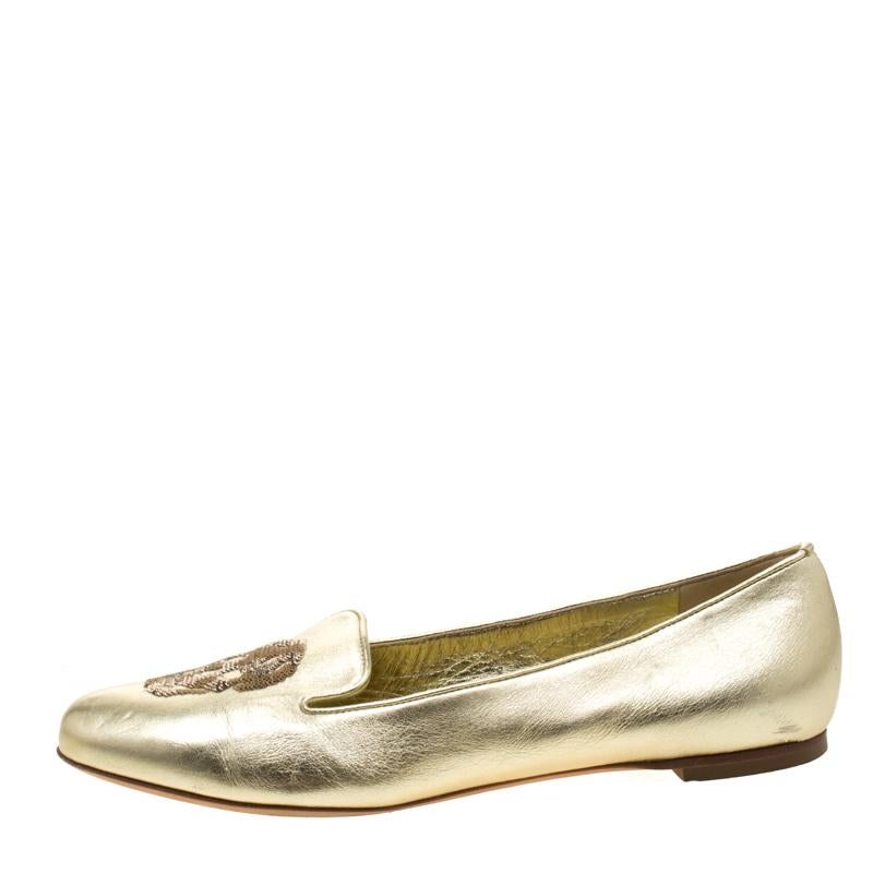 These Alexander McQueen ballet loafer flats are just the perfect fashion choice on your busy days. Crafted from gold leather, they flaunt round toes and their signature skull in sequins on the uppers. The pair is complete with leather insoles for