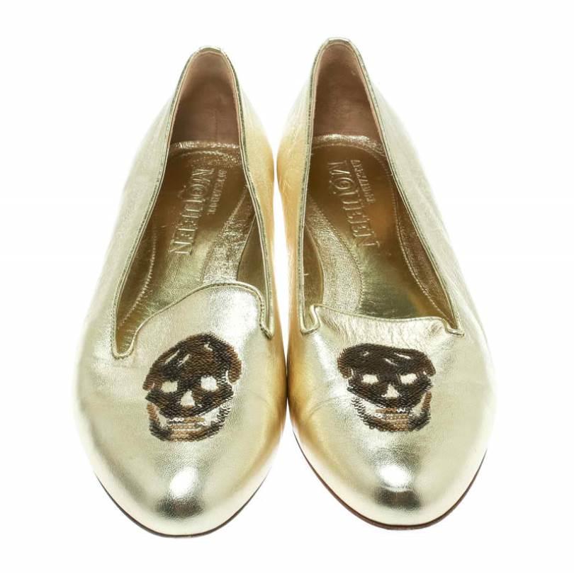 These Alexander McQueen ballet flats are just the perfect fashion choice on your busy days. Crafted from gold leather, they flaunt round toes and their signature skull in sequins on the uppers. The pair is complete with leather insoles for maximum