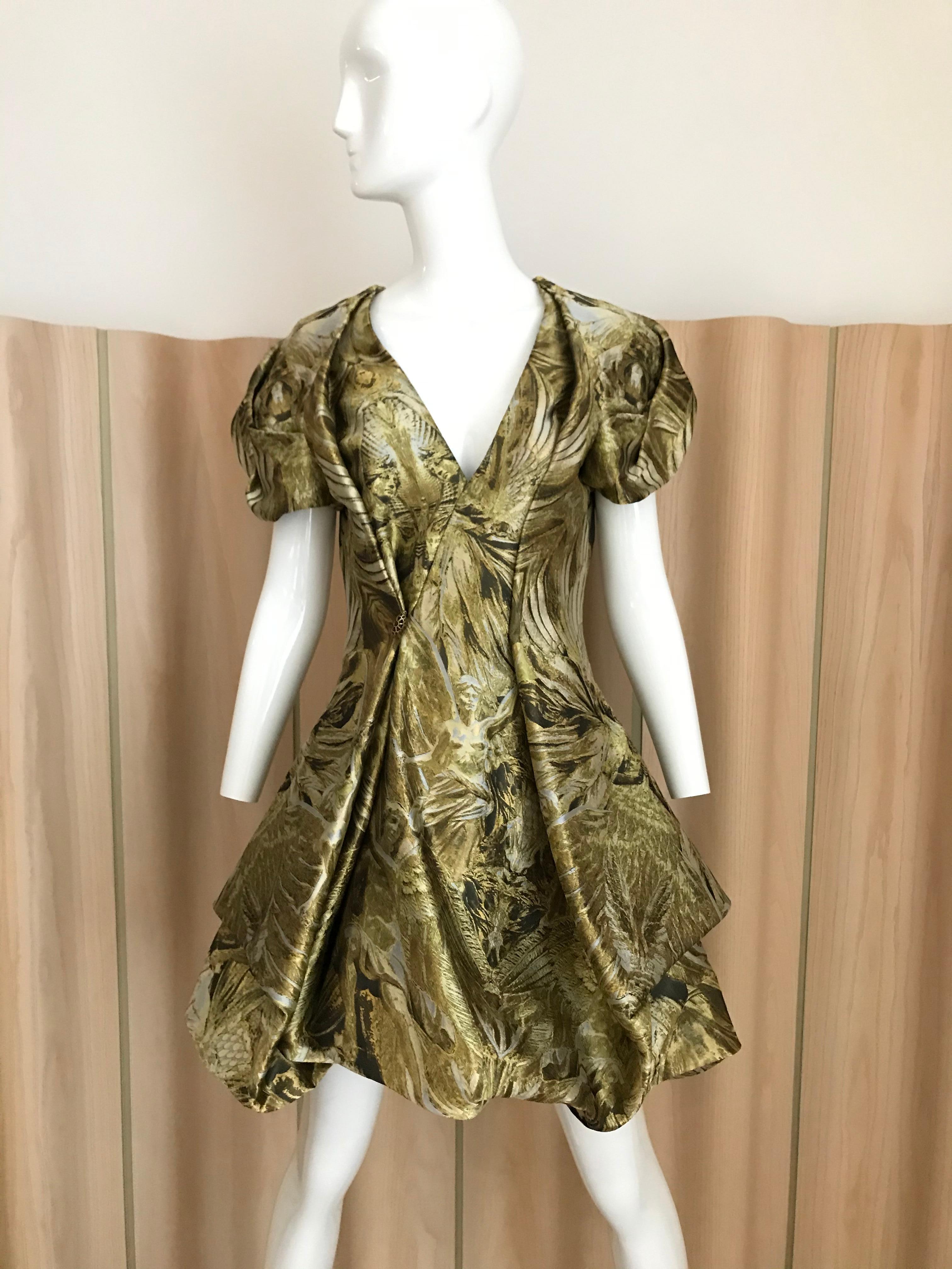 2010 Alexander McQueen Gold and black screen printed medieval, baroque inspired print dress.
In excellent condition. Marked size 42
Measurement:
Bust: 36”. / Rib cage: 29”. / Waist: 28”. / Hip: 38”
Dress Length at the front : 34”. / Back Length: 38”
