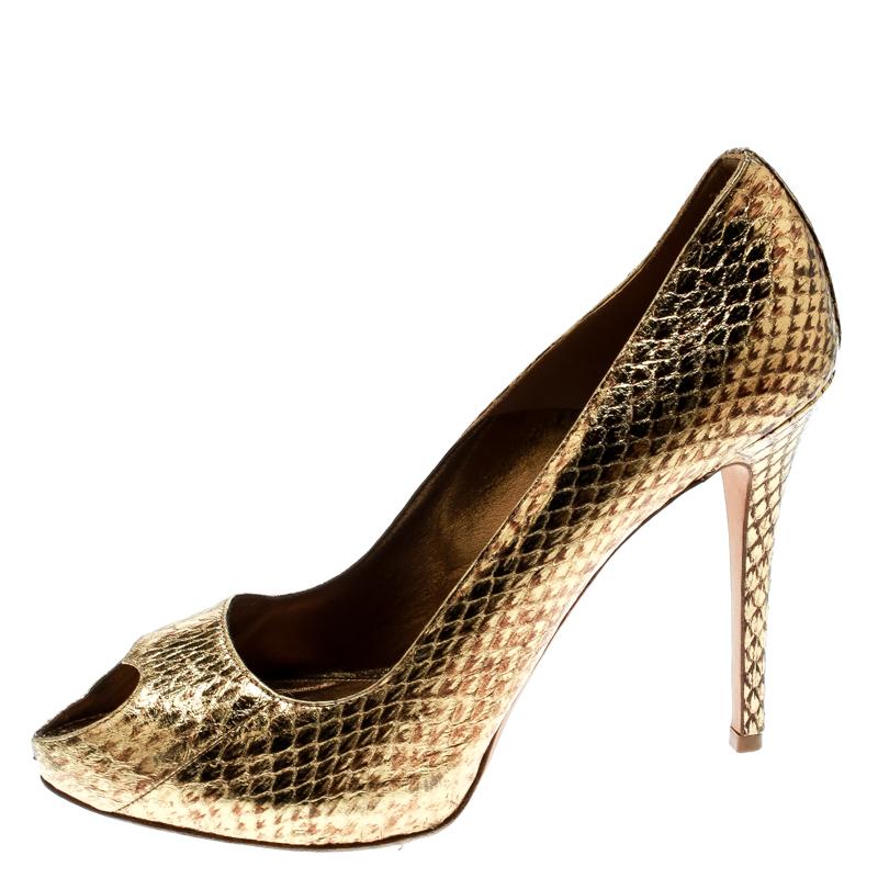 Crafted by Alexander McQueen, this pair of pumps is an impeccable mix of comfort and style. Be the center of attention at every gathering by flaunting this metallic gold pair designed in a heart-shaped peep toe style. The leather on the inside of
