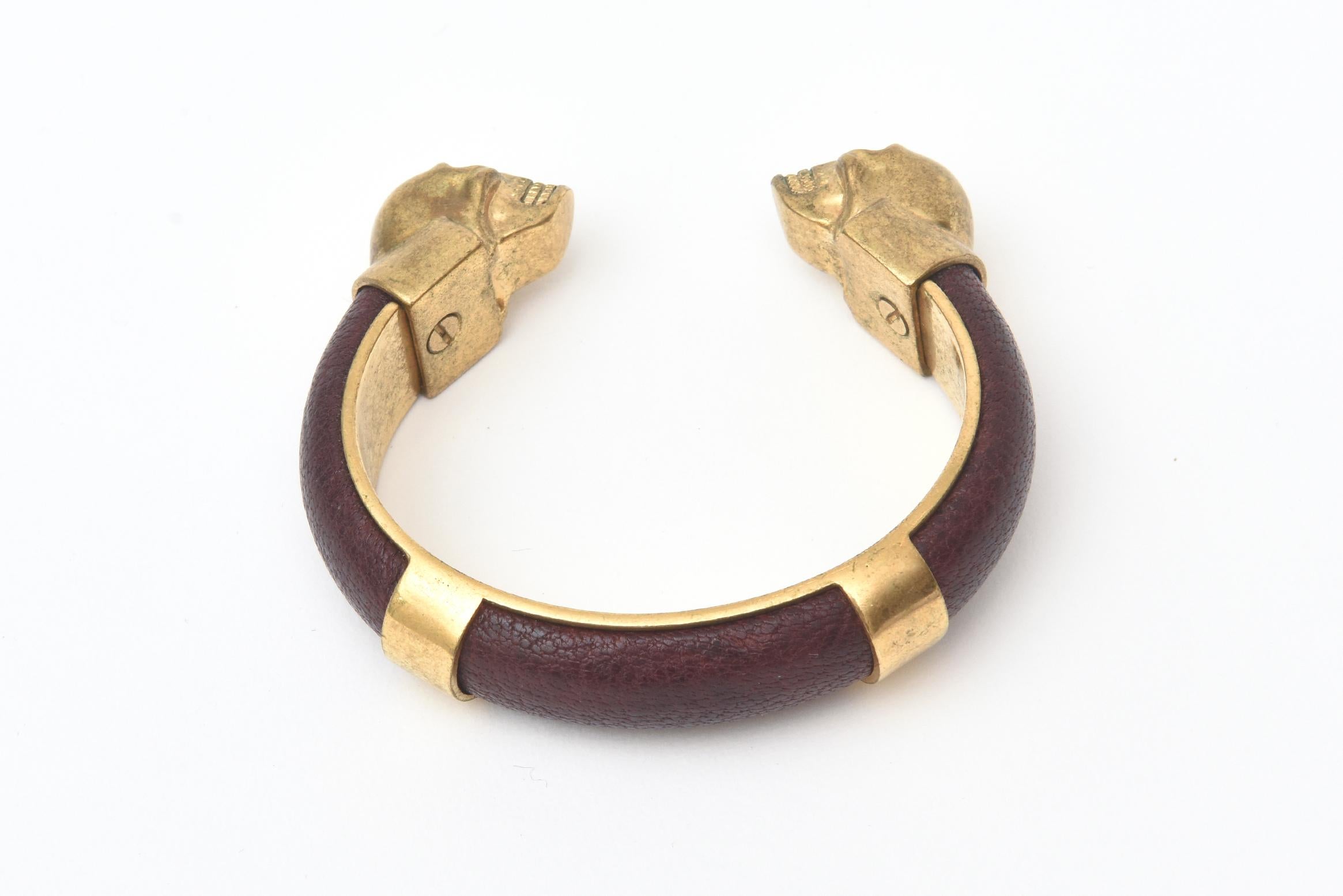 Alexander McQueen Gold Plated and Leather Skull Bracelet (Moderne)