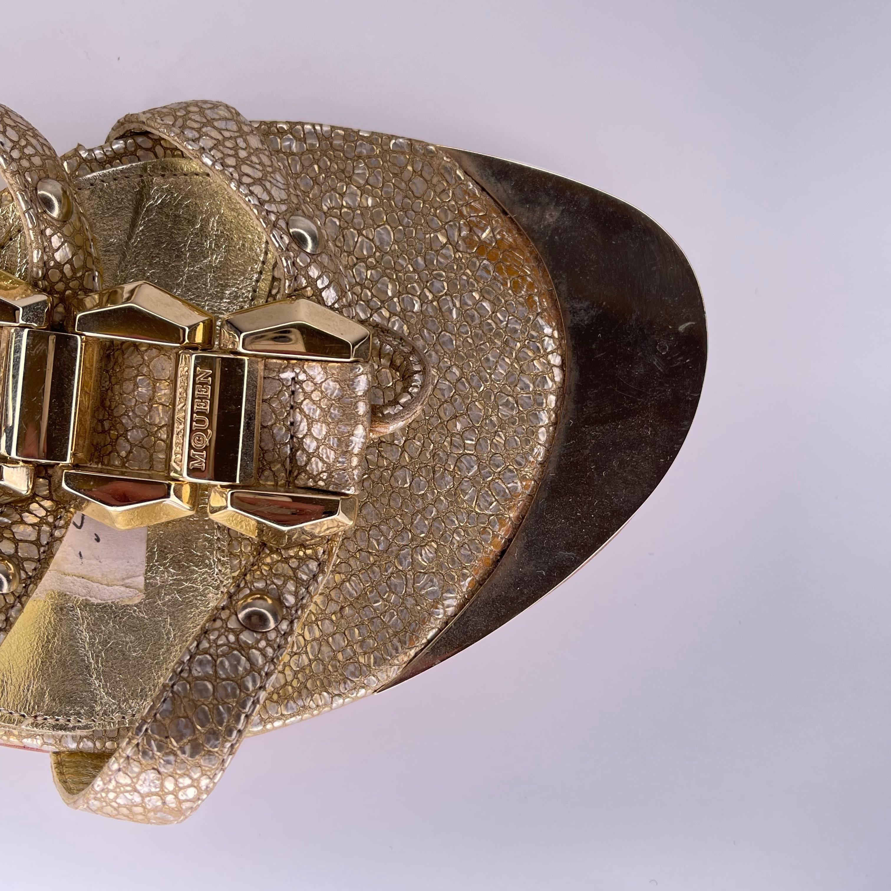 Alexander McQueen - Sandale en cuir gaufré serpent doré pour femme (39,5 EU) en vente 2
