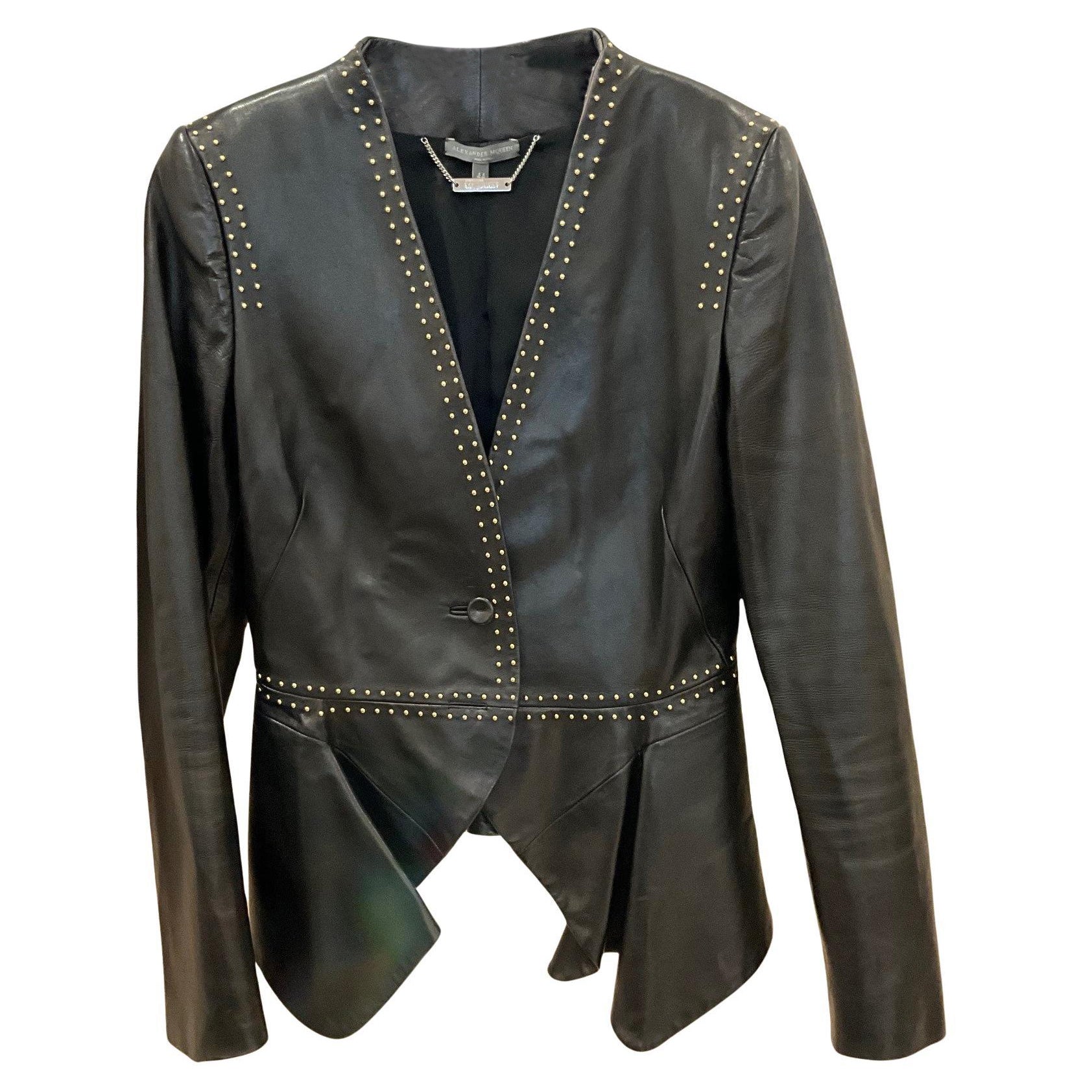 Alexander McQueen - Veste en cuir noir cloutée d
or