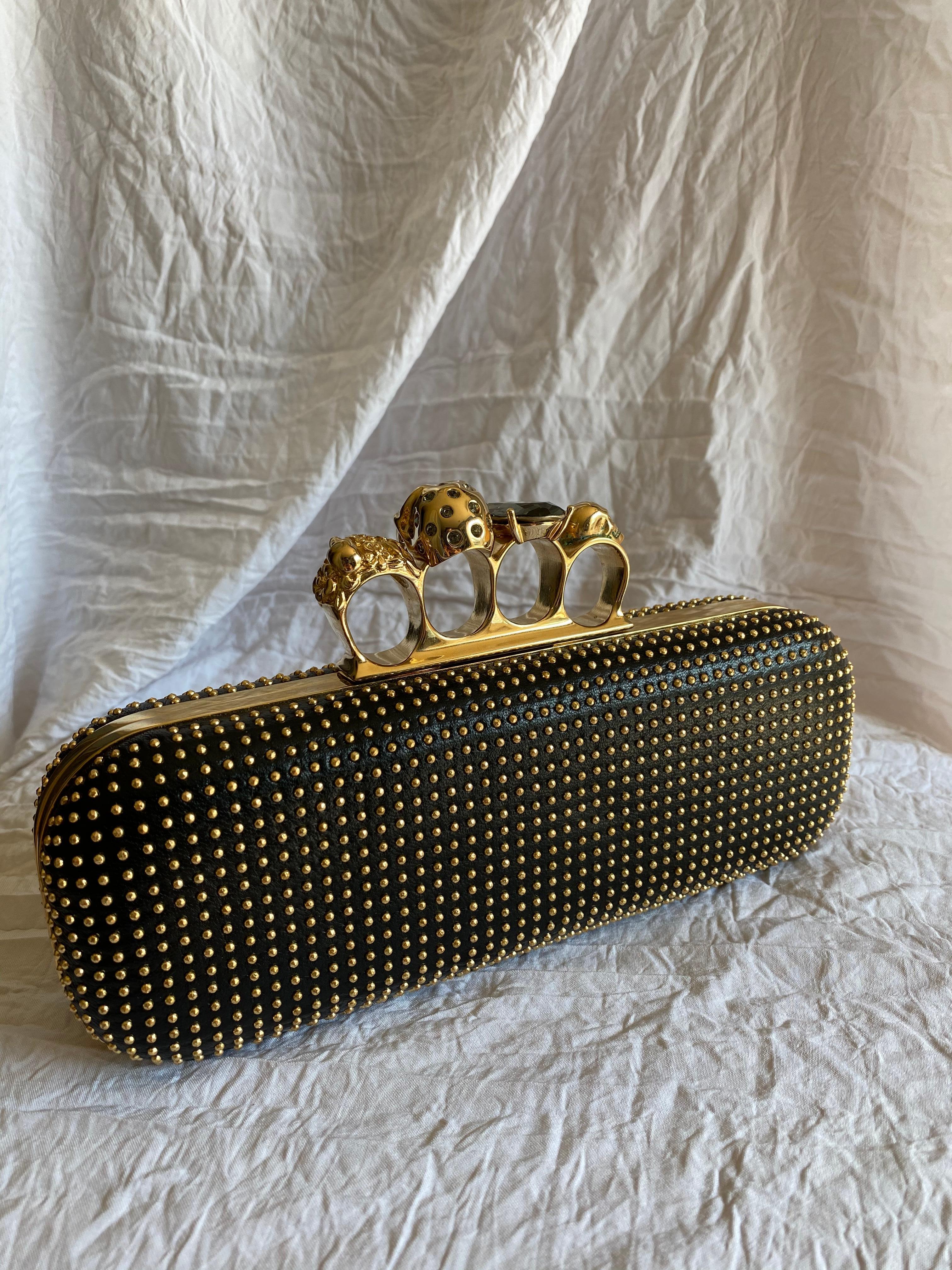 Alexander McQueen Goldbeschlagene Knuckle Duster Skull Clutch (Schwarz)