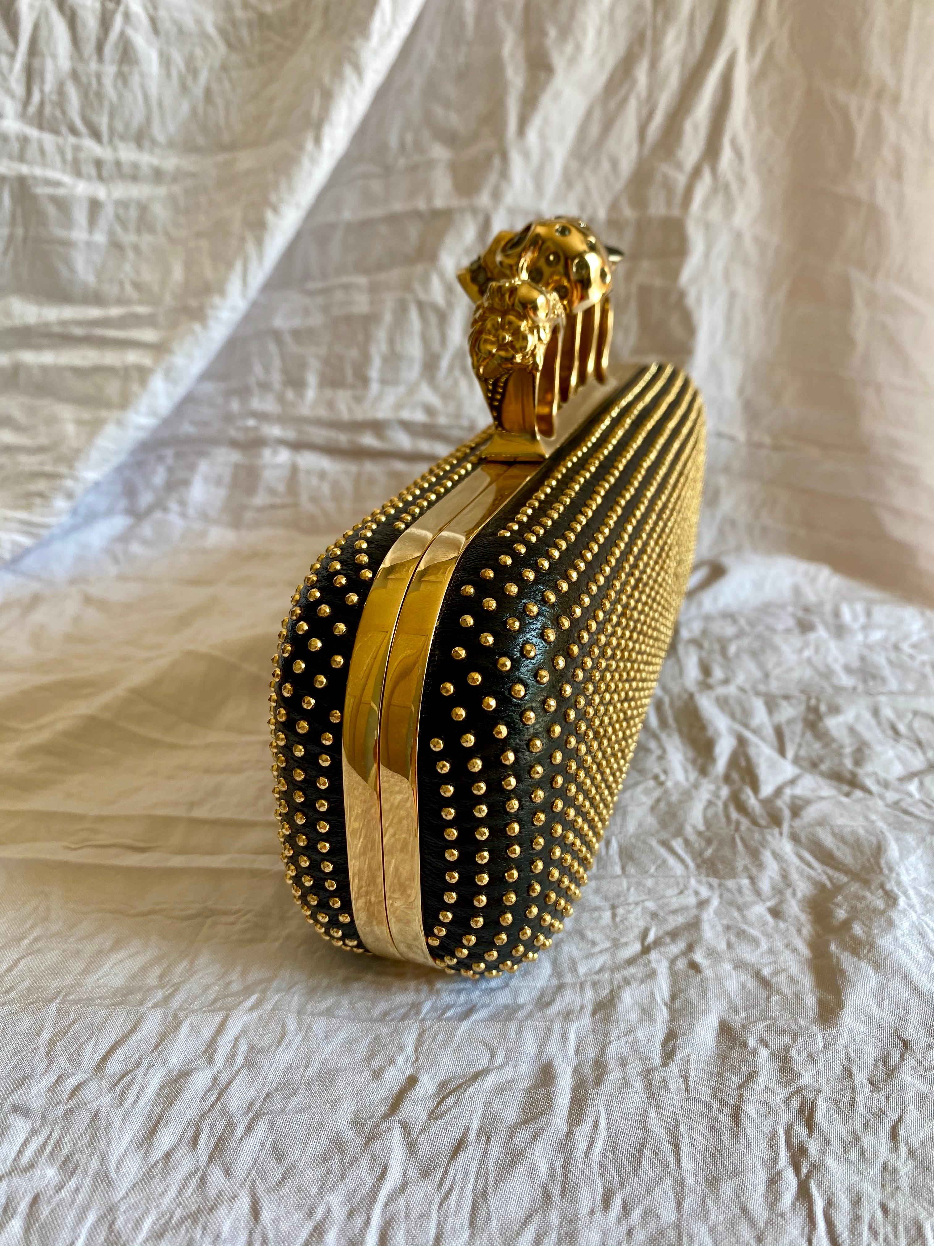 Alexander McQueen Goldbeschlagene Knuckle Duster Skull Clutch für Damen oder Herren