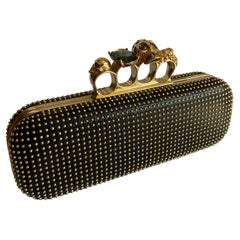 Alexander McQueen Goldbeschlagene Knuckle Duster Skull Clutch