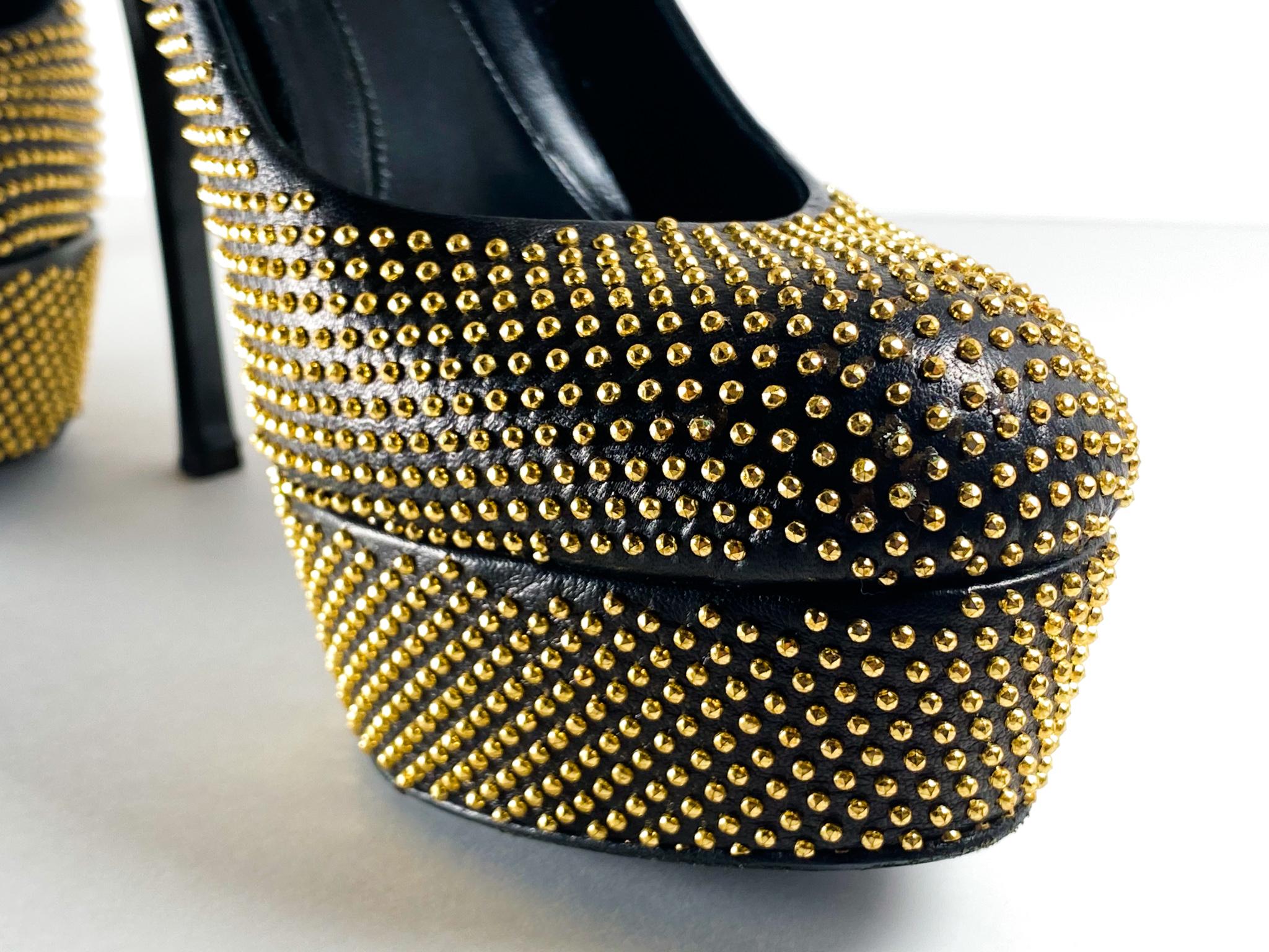 Alexander McQueen Gold Studded Leather Pumps In Good Condition For Sale In Annapolis, MD
