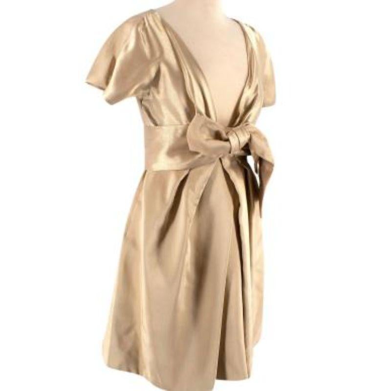 Alexander McQueen Gold Woven Silk Plunge Bow Detail Dress

- Mid weight
- All over gold metallic thread 
- Large bow belt detail
- V neckline
- A line skirt 
- Fully lined 
- Side zip fastening 

Materials:
60% Rayon/ viscose blend
25% Silk
15%