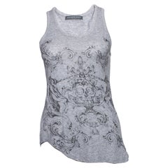 Alexander McQueen, Canotta grigia con stampa di teschi.