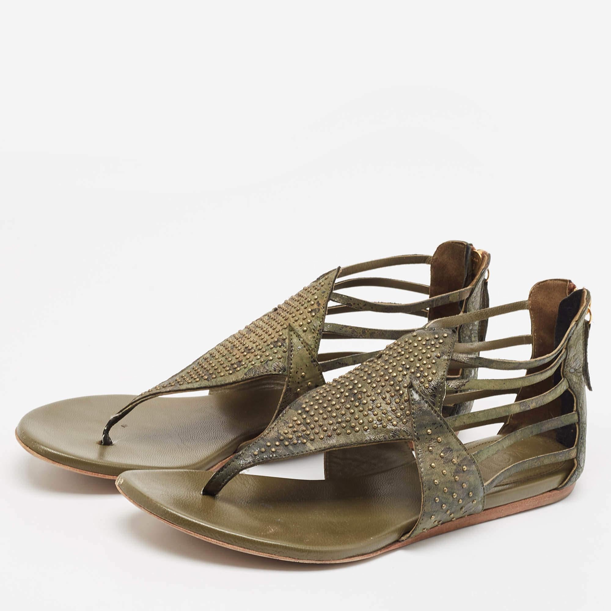 Ces sandales encadreront vos pieds de manière élégante. Fabriquées à partir de matériaux de qualité, elles affichent un design élégant et des semelles intérieures confortables.