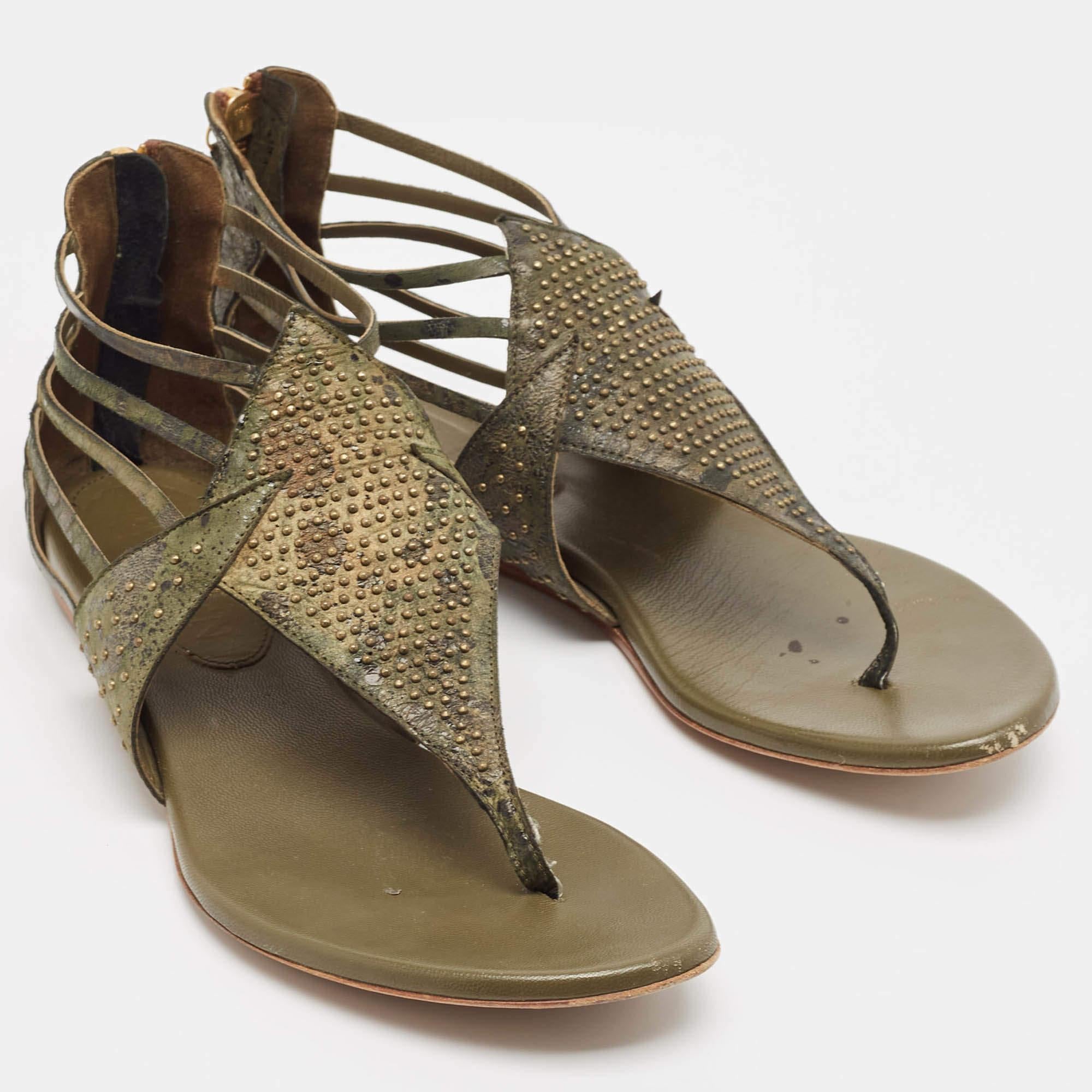 Alexander McQueen - Sandales plates en cuir vert, taille 38 État moyen - En vente à Dubai, Al Qouz 2