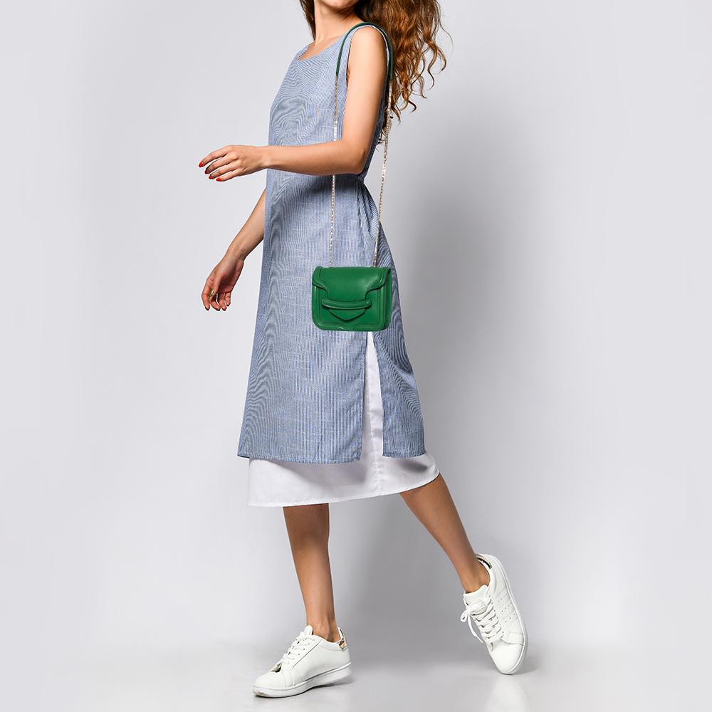 The Heroine from the house of Alexander McQueen is an accessory that you can not imagine leaving home without. Fashioned in a green hue, this leather bag comes with tonal trims and is finished with neat stitching details. The flap-over closure opens