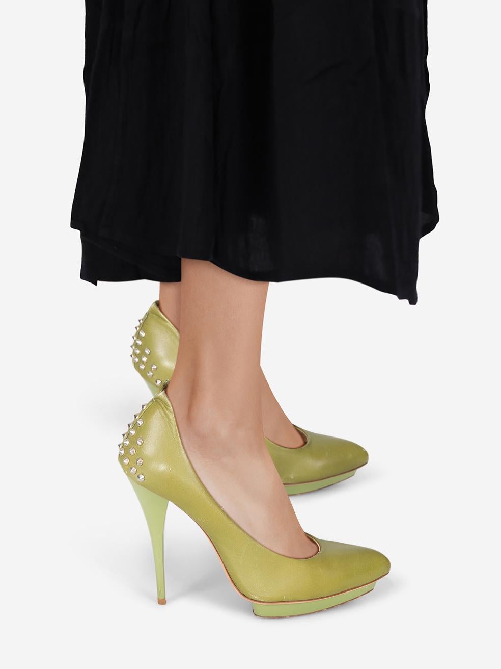 L'ÉTAT est bon. Les talons présentent une légère usure. Abrasion sur toutes les zones des deux chaussures, en particulier sur la pointe, les côtés et le talon des deux chaussures sur cet article de revente de designer Alexander McQueen d'occasion.
