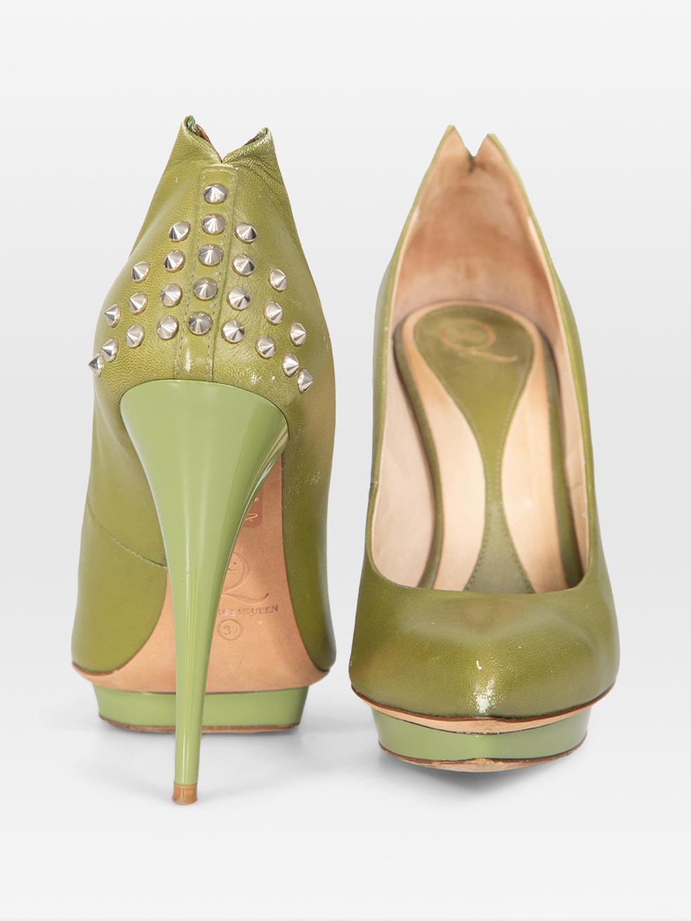 Marron Alexander McQueen - Escarpins cloutés en cuir vert - Taille IT 39 en vente