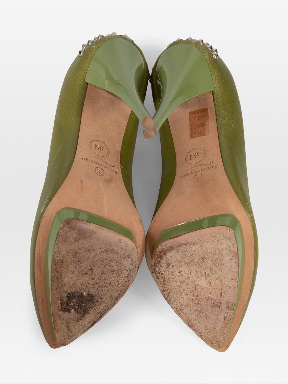 Alexander McQueen - Escarpins cloutés en cuir vert - Taille IT 39 Bon état - En vente à London, GB