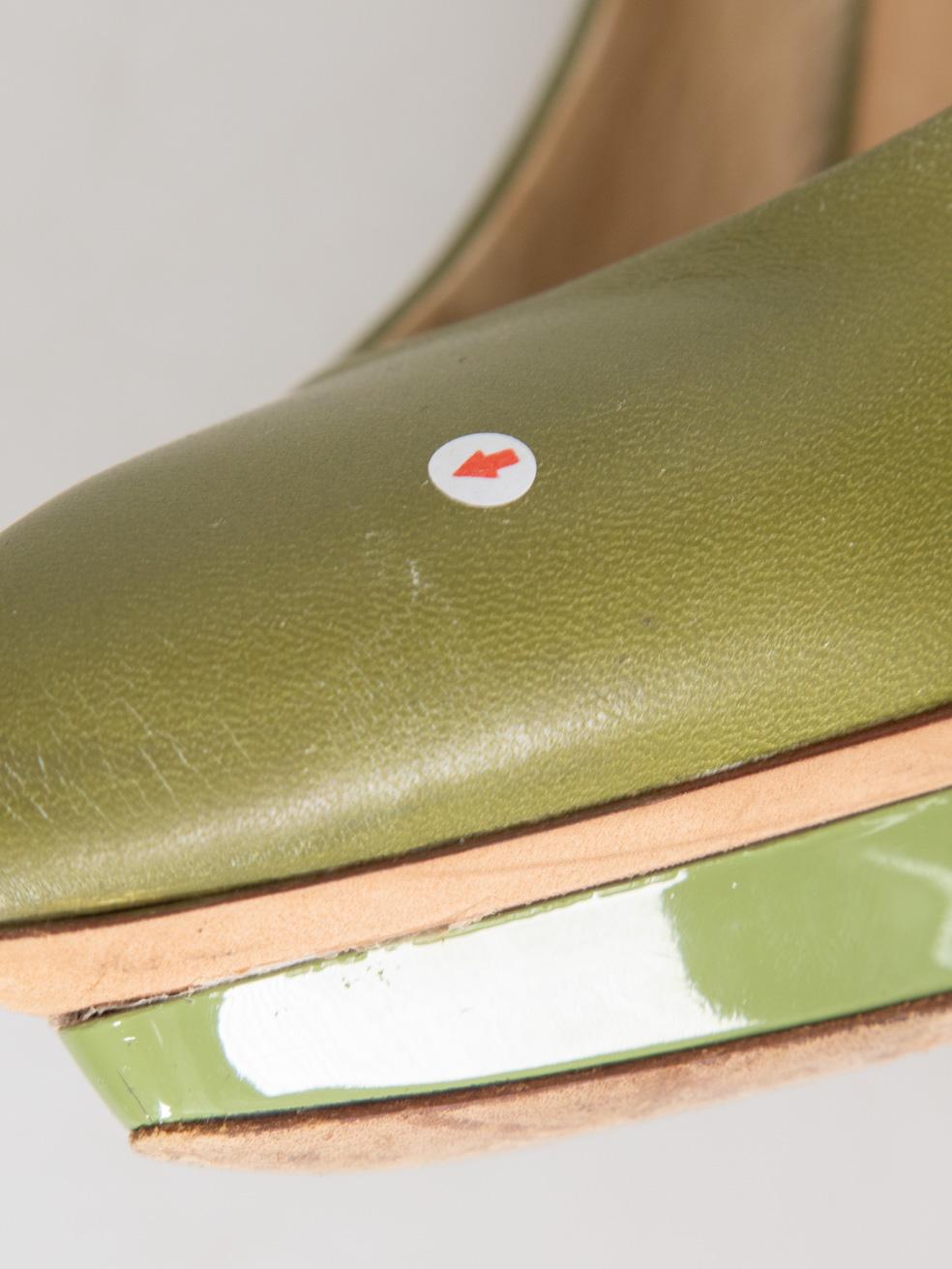 Alexander McQueen - Escarpins cloutés en cuir vert - Taille IT 39 en vente 1