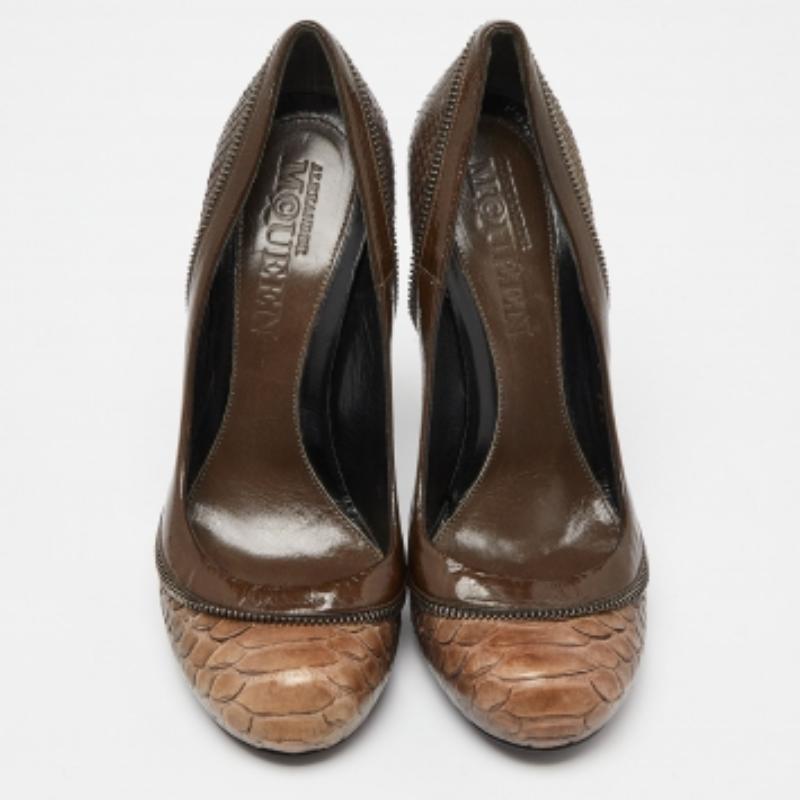 Noir Alexander McQueen - Escarpins à bout rond en python vert et cuir verni - Taille 38,5 en vente