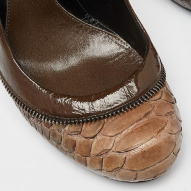 Alexander McQueen - Escarpins à bout rond en python vert et cuir verni - Taille 38,5 Excellent état - En vente à Dubai, Al Qouz 2