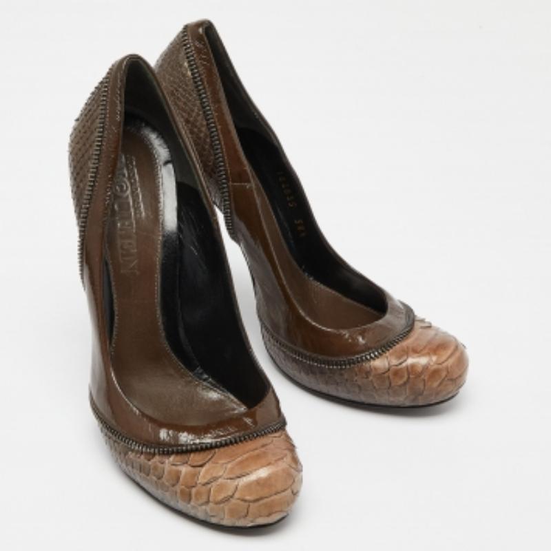 Alexander McQueen - Escarpins à bout rond en python vert et cuir verni - Taille 38,5 Pour femmes en vente