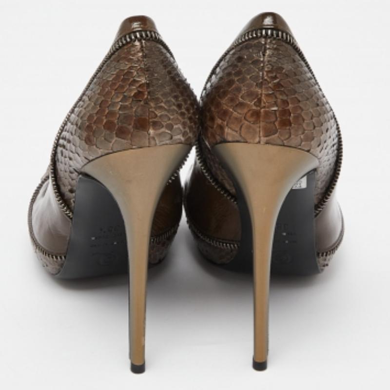 Alexander McQueen - Escarpins à bout rond en python vert et cuir verni - Taille 38,5 en vente 1