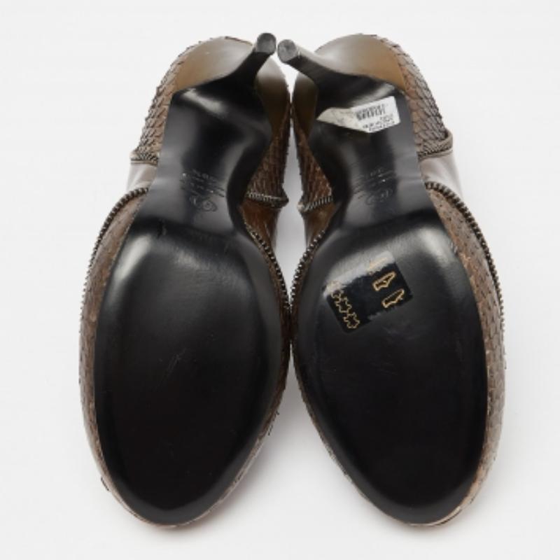Alexander McQueen - Escarpins à bout rond en python vert et cuir verni - Taille 38,5 en vente 2