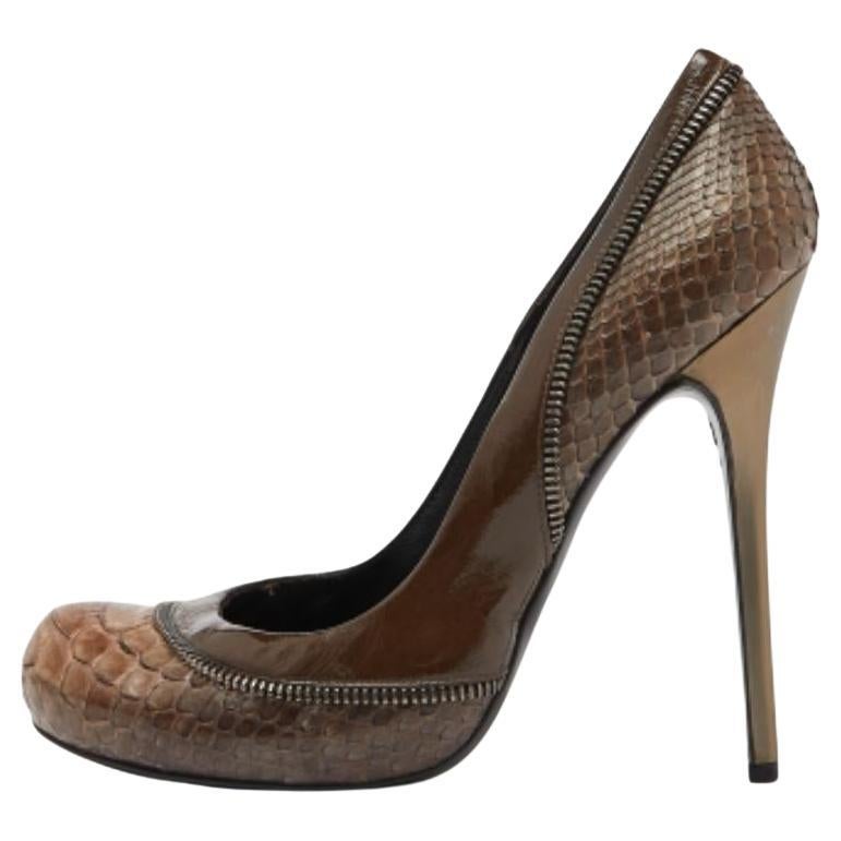 Alexander McQueen - Escarpins à bout rond en python vert et cuir verni - Taille 38,5 en vente