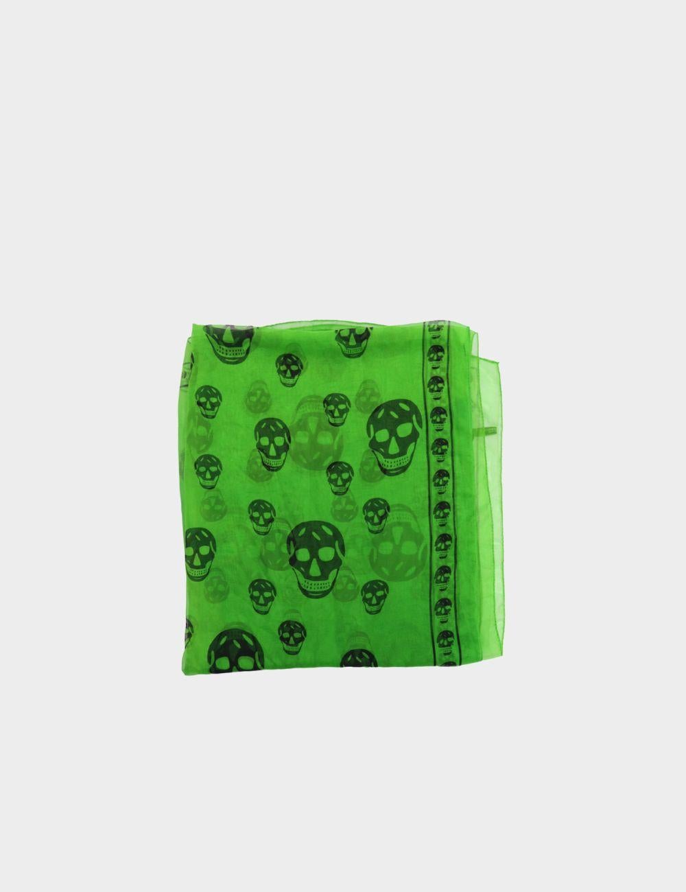 Alexander McQueen Green Skull Printed Scarf.

Material: Silk 
Size: 170 X 70cm
Condition: Good
