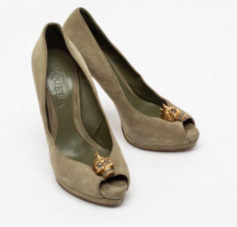 Alexander McQueen Green Suede Crystal Embellished Skull Peep Toe Pumps Size 38.5 In Good Condition For Sale In Dubai, Al Qouz 2