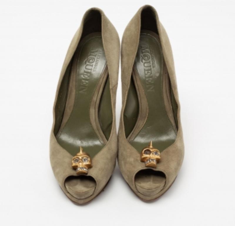 Women's Alexander McQueen Green Suede Crystal Embellished Skull Peep Toe Pumps Size 38.5 For Sale