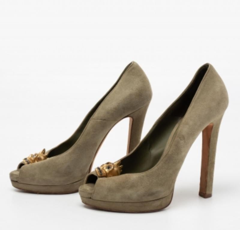 Alexander McQueen Green Suede Crystal Embellished Skull Peep Toe Pumps Size 38.5 For Sale 3