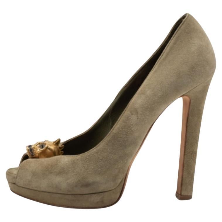 Alexander McQueen Green Suede Crystal Embellished Skull Peep Toe Pumps Size 38.5 For Sale