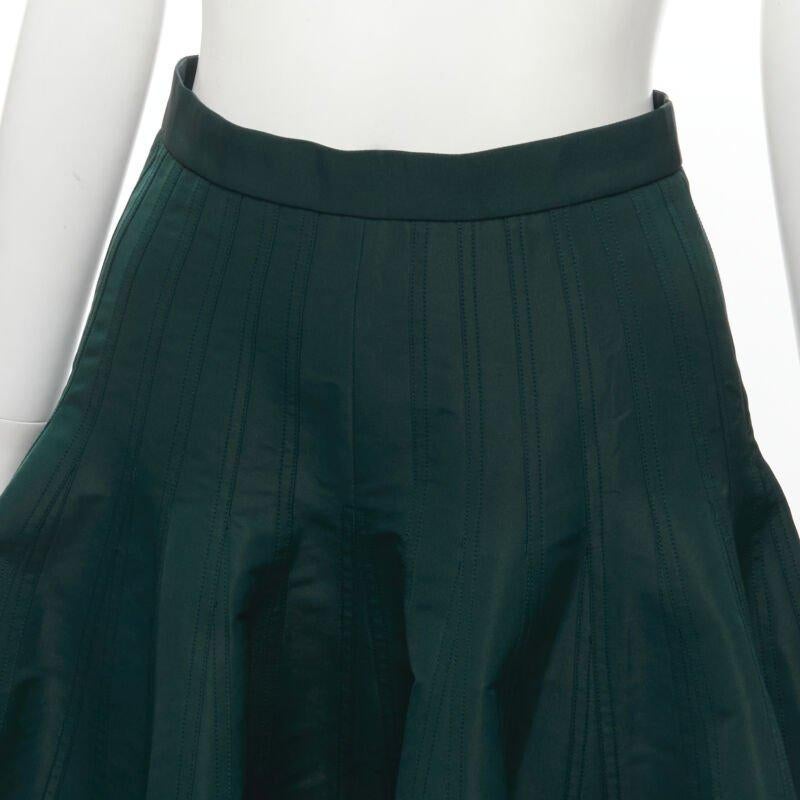 ALEXANDER MCQUEEN Jupe midi évasée à empiècements en taffetas vert avec surpiqûres IT36 XS
Référence : AAWC/A00393
Marque : Alexander McQueen
Designer : Sarah Burton
Matériau : Polyester
Couleur : Vert
Motif : Solide
Fermeture : Zip
Doublure : 