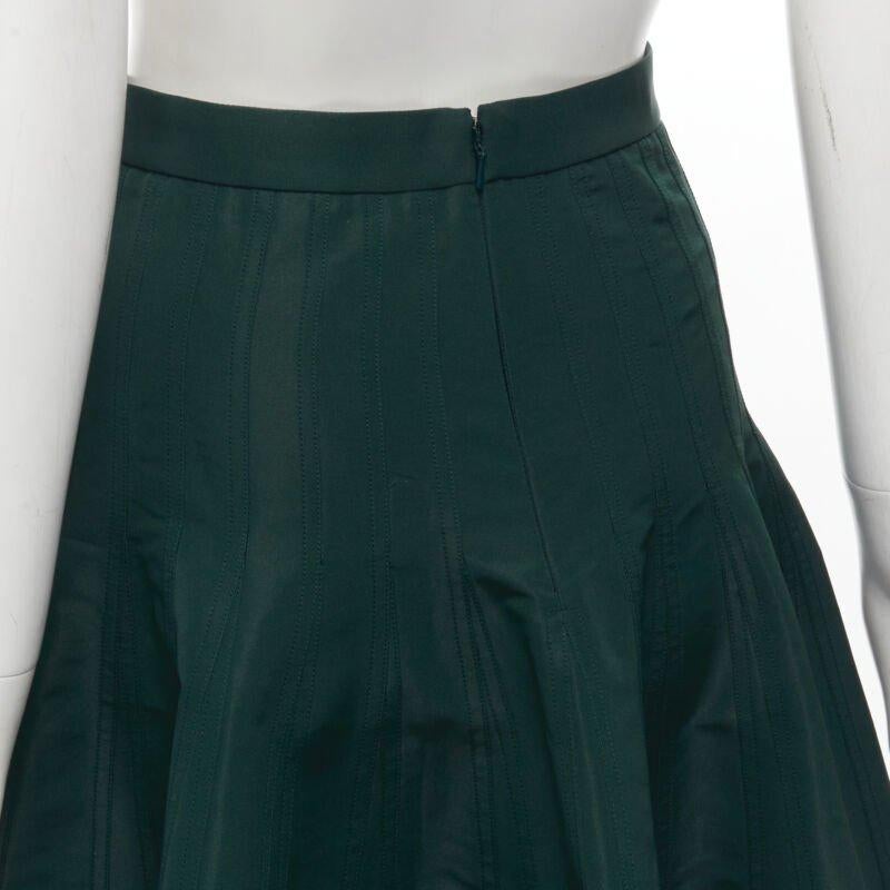 ALEXANDER MCQUEEN Jupe midi évasée à empiècements en taffetas vert avec surpiqûres IT36 XS en vente 3