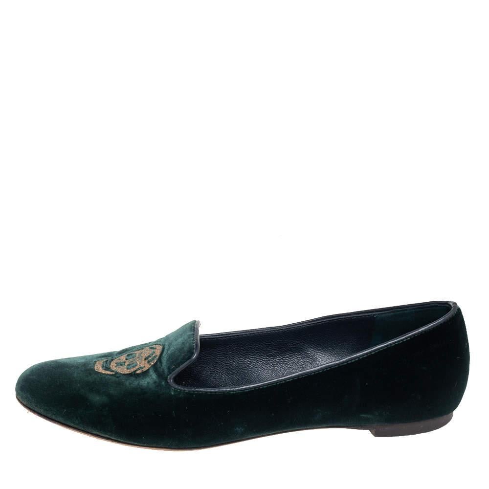 To perfectly complement your attires Alexander McQueen brings you this pair of Smoking slippers that speak nothing but high style. Theyve been crafted from velvet and decorated with skull embroidery on the uppers. The comfy slippers are easy to slip