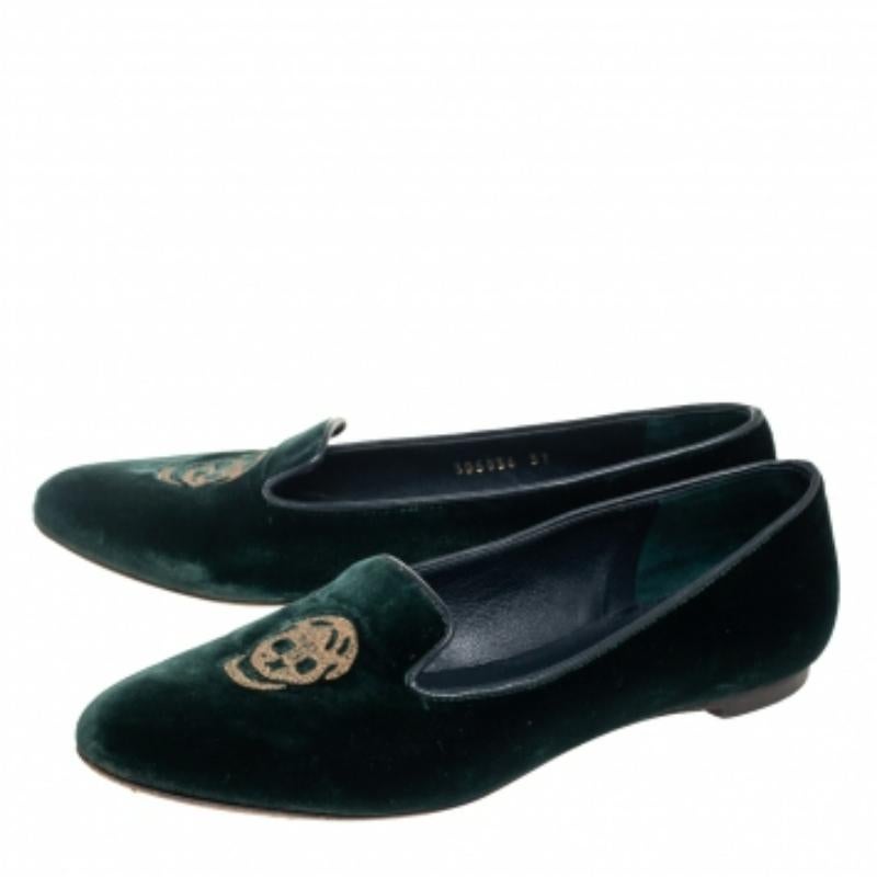 To perfectly complement your attires, Alexander McQueen brings you this pair of Smoking slippers that speak nothing but high style. They've been crafted from velvet and decorated with skull embroidery on the uppers. The comfy slippers are easy to