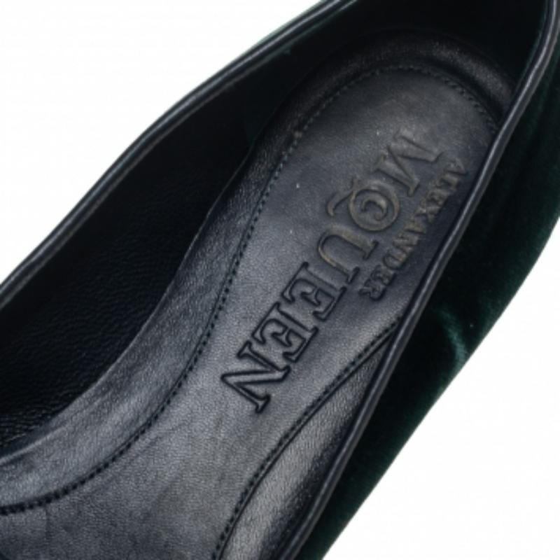 Alexander McQueen Grüne Smoking-Sessel mit Totenkopfstickerei aus Samt Größe 37 (Schwarz) im Angebot