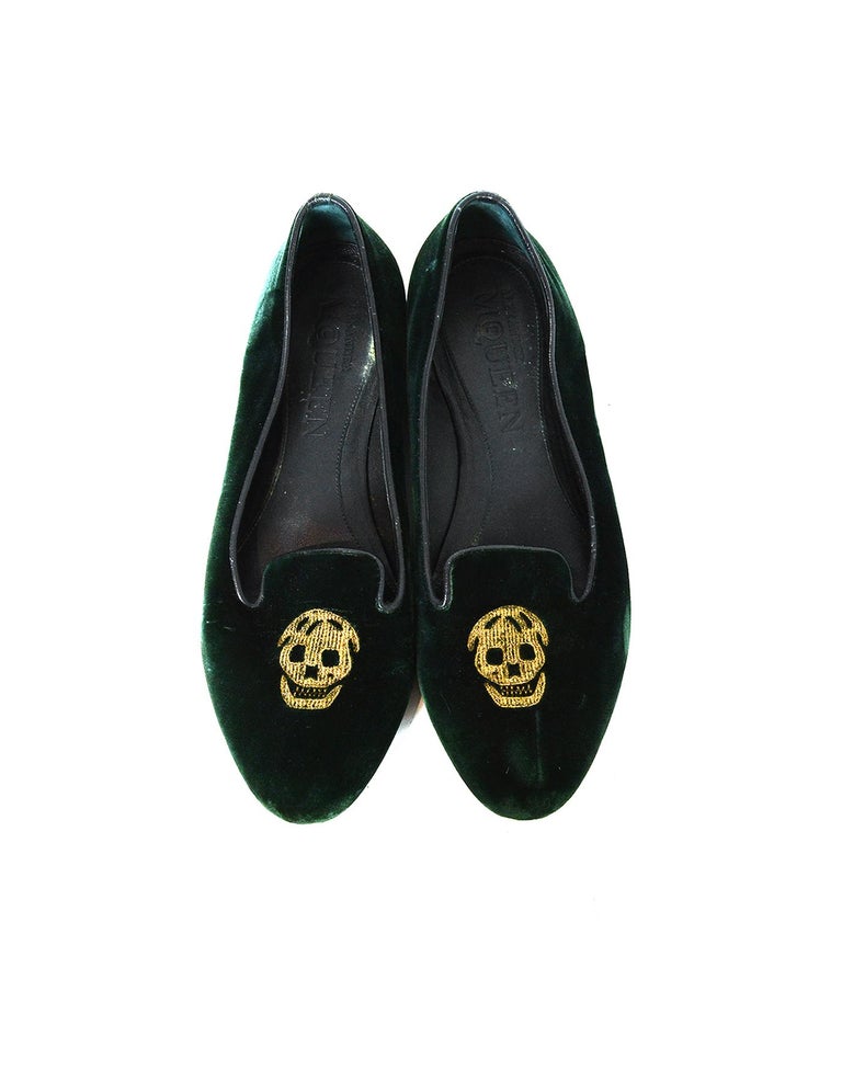 Alexander McQueen Green Velvet Skull Loafers sz 37 In Excellent Condition For Sale In New York, NY