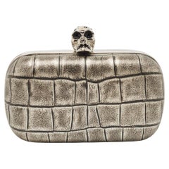 Alexander McQueen Grau/Schwarze Clutch aus Leder mit Kroko-prägung und Totenkopf