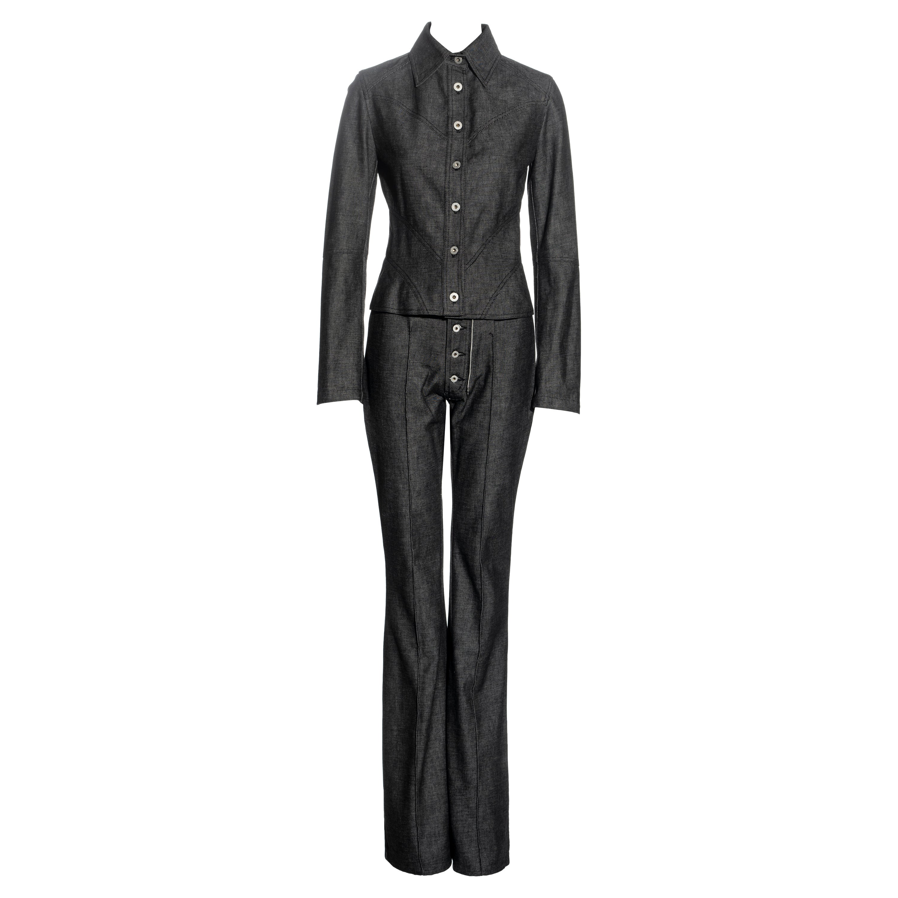 Alexander McQueen camisa vaquera gris y pantalones acampanados, fw 2000 en venta
