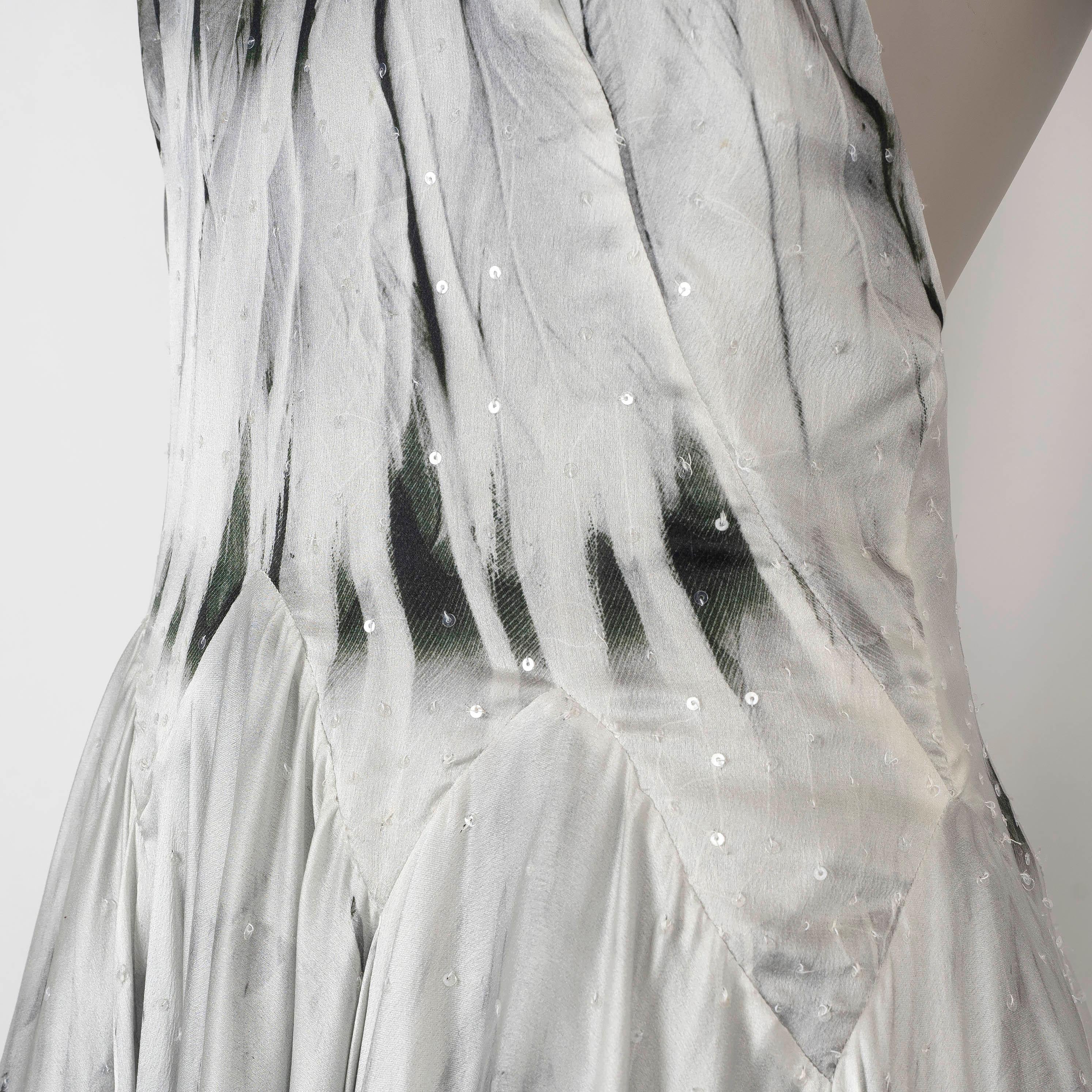 ALEXANDER MCQUEEN grey green silk 2008 BACKLESS SEQUIN FEATHER GOWN Dress 40 S In Good Condition In Zürich, CH